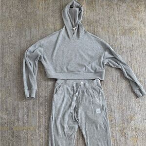 Alo sweatsuit. Sweatshirt is cropped and sweatpantss are full length